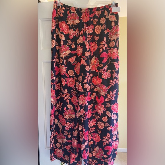 Women’s 2-Piece Satin Wide Leg Pajama Set. - Picture 5 of 6